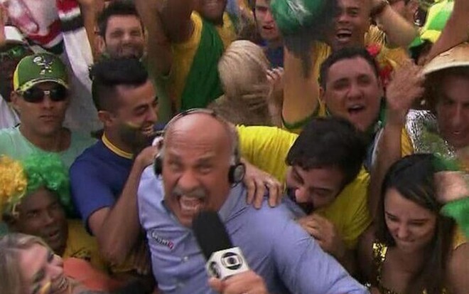 Márcio Canuto sofre mordida de torcedor brasileiro durante transmissãoo da Globo, em São Paulo - Reprodução/TV Globo