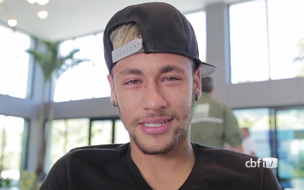 O jogador brasileiro Neymar fala pela primeira vez após lesão que o tirou da Copa do Mundo - Reprodução