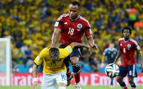 O colombiano Zúñiga dá joelhada em Neymar em jogo das quartas-de-final da Copa do Mundo, na sexta (4) - Divulgação/Fifa