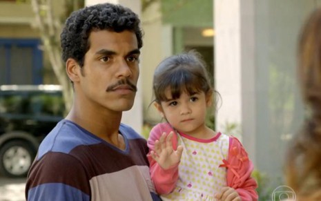 Marcello Melo Jr. (Jairo) com Bruna Faria (Bia) no colo em cena de Em Família, da Globo - Reprodução/TV Globo