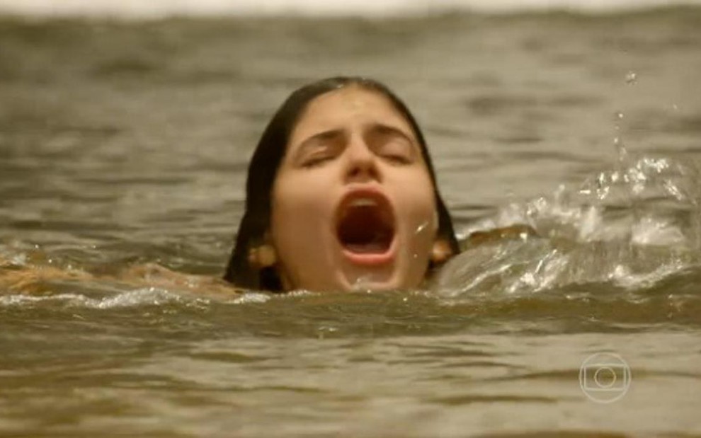 Julia Dalavia em cena da primeira fase de Em Família em que Helena quase morre afogada - Reprodução/TV Globo