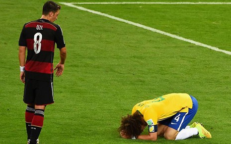 O alemão Özil observa David Luiz chorando no Mineirão após derrota humilhante por 7 a 1 - Divulgação/Fifa