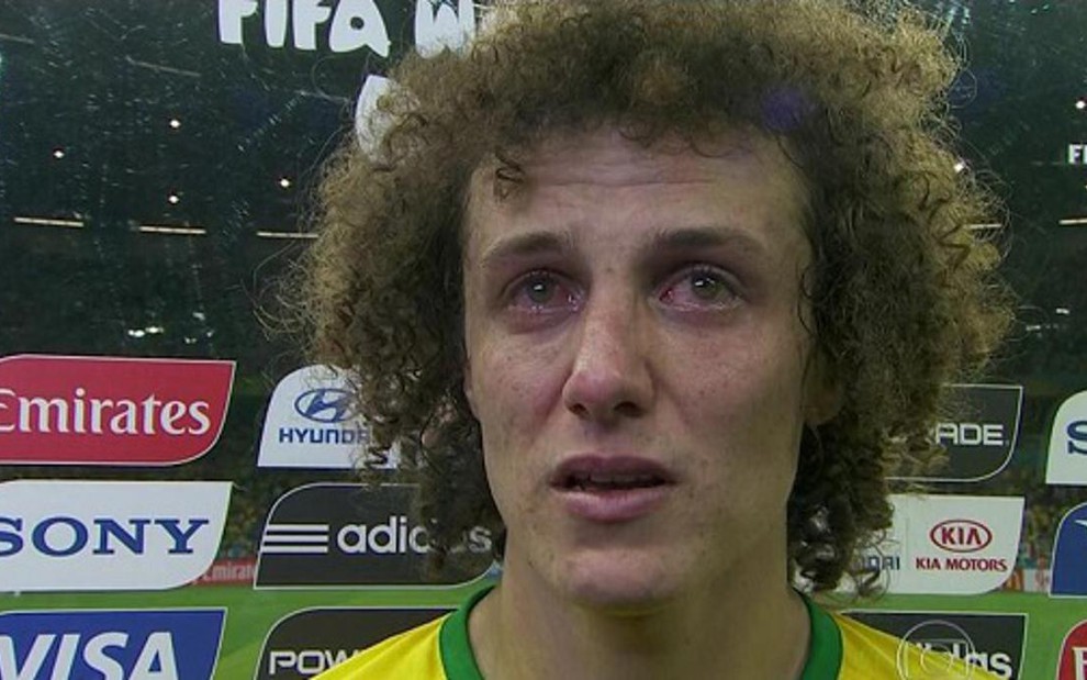 David Luiz chora em entrevista após derrota do Brasil por 7 a 1 para a Alemanha na Copa do Mundo - Reprodução/TV Globo