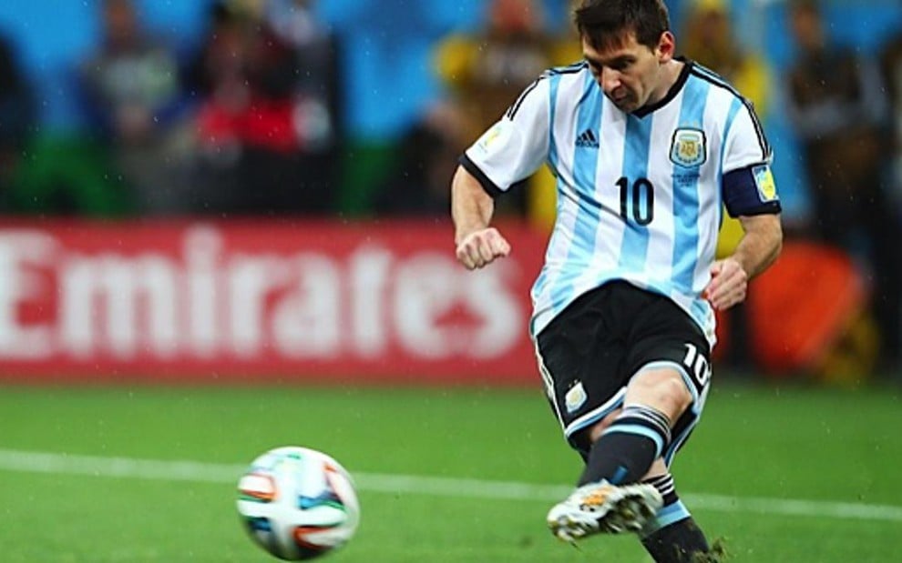O jogador Messi cobra o primeiro pênalti da sequência que classificou a Argentina para a final da Copa - Divulgação/Fifa
