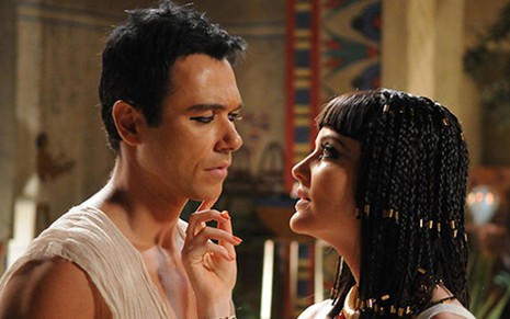 Ângelo Paes Leme e Larissa Maciel em cena de José do Egito, minissérie bíblica da Record - Reprodução/TV Record