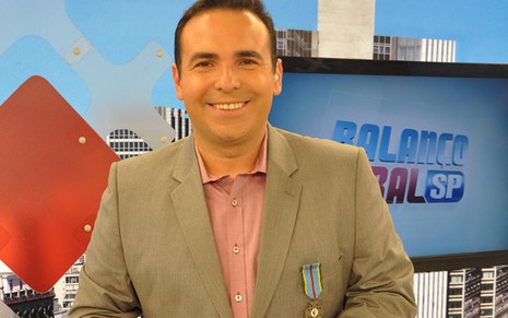 O apresentador Reinaldo Gottino no estúdio do Balanço Geral, da Record, com a medalha Jubileu de Prata - Divulgação