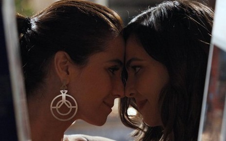 Giovanna Antonelli (Clara) contracena com Tainá Müller (Marina) na novela Em Família, da Globo - Reprodução/TV Globo