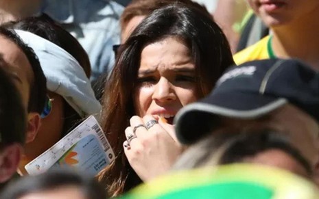 Bruna Marquezine torce para o Brasil durante a partida contra o Chile, no Mineirão, pelas oitavas da Copa - AgNews