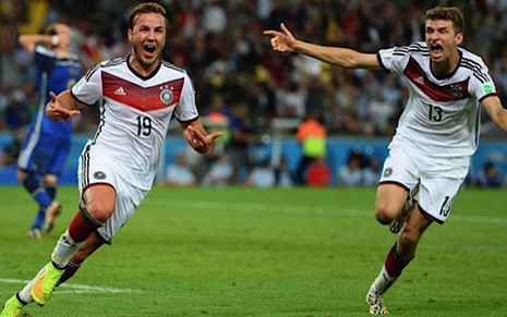 Os alemães Mario Goetze e Thomas Mueller comemoram gol que deu o tetra ao país europeu - Divulgação/Fifa