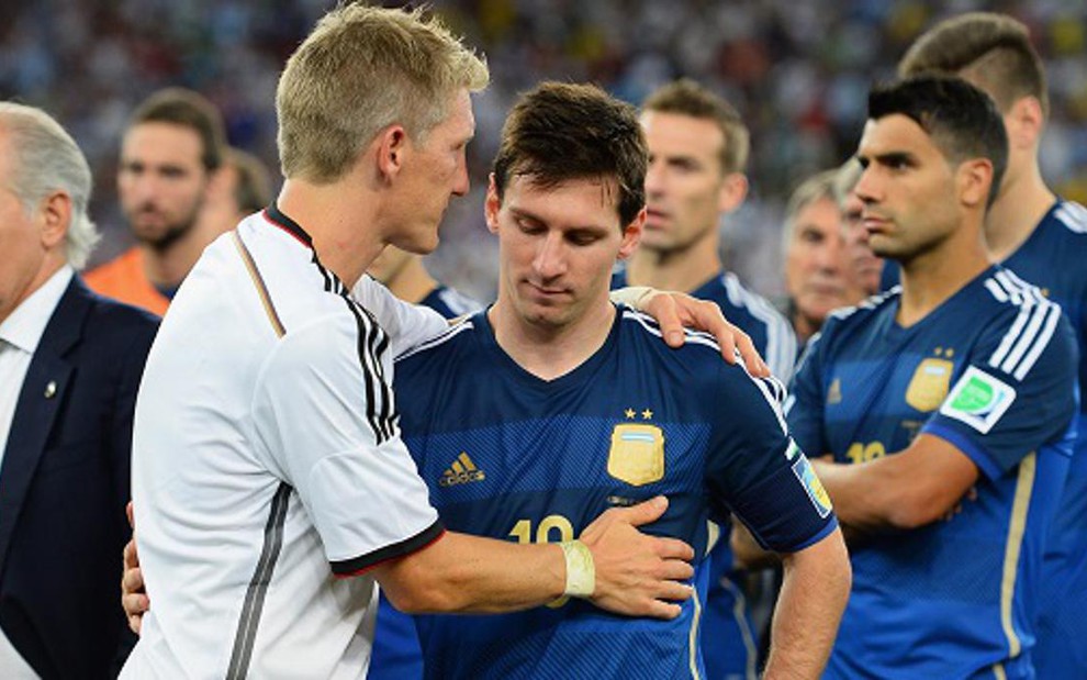 O alemão Schweinsteiger consola Messi após a final da Copa do Mundo, no domingo (13), no Maracanã - Divulgação/Fifa