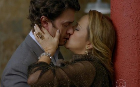Laerte (Gabriel Braga Nunes) e Shirley (Vivianne Pasmanter) se beijam em cena de Em Família, da Globo - Reprodução/TV Globo