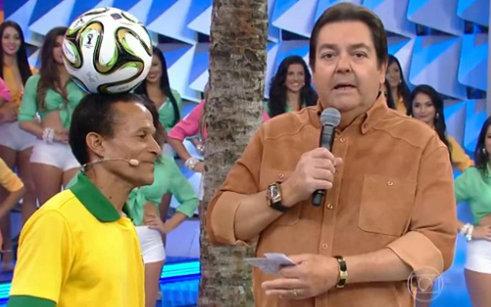 Fausto Silva com um participante do quadro Se Vira Nos 30, no programa do último domingo (13) - Reprodução/TV Globo