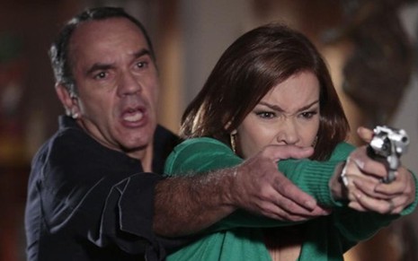 Humberto Martins (Virgílio) e Julia Lemmertz (Helena) em cena da novela Em Família, da Globo - Reprodução/TV Globo