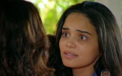 Vanessa Gerbelli (Juliana, de costas) com Carol Macedo (Gorete) em cena de Em Família - Reprodução/TV Globo