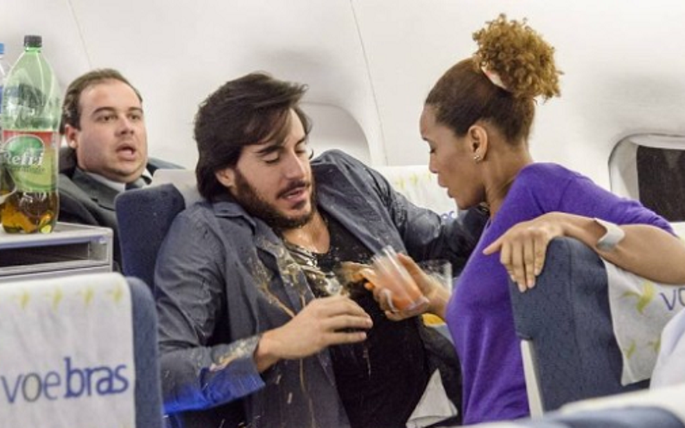 Verônica (Taís Araújo) deixa copo de suco cair em Herval (Ricardo Tozzi), durante voo de avião - Divulgação/TV Globo
