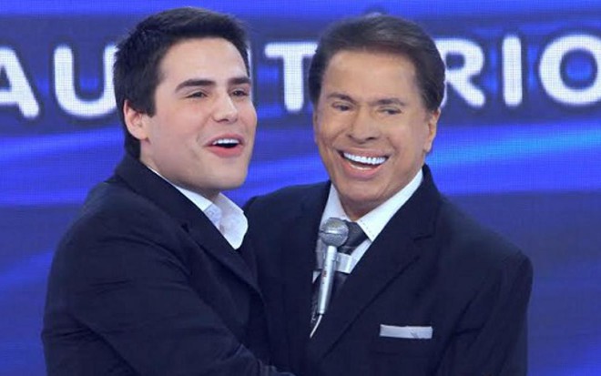 Luiz Bacci abraça Silvio Santos no Jogo das 3 Pistas, que irá ao ar neste domingo (20), no SBT - Lourival Ribeiro/SBT