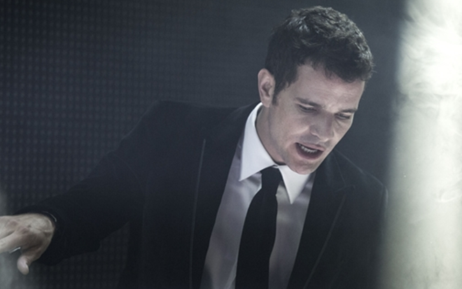 O profissional de TI Bruno (Daniel de Oliveira) ataca de DJ em festa de O Rebu, novela da Globo - Divulgação/TV Globo