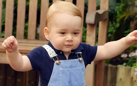 Príncipe George anda em Londres; bebê real comemora primeiro aniversário nesta terça-feira (22) - Reprodução/Twitter ClarenceHouse
