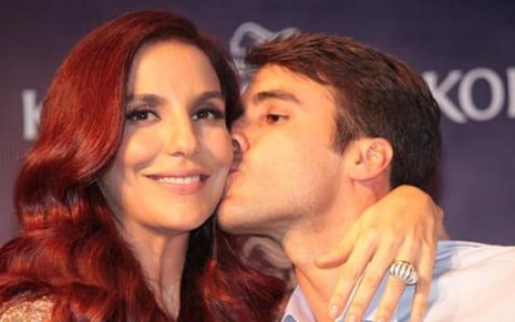 A cantora Ivete Sangalo ganha beijo do marido, Daniel Cady, em evento em São Paulo - AGNEWS