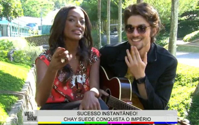 A repórter Pathy de Jesus entrevista Chay Suede para o Vídeo Show, nesta quinta-feira (24) - Reprodução/TV Globo