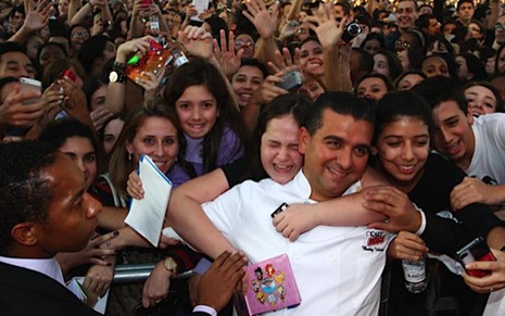O confeiteiro Buddy Valastro é cercado por multidão de fãs no shopping Eldorado, em São Paulo - Divulgação