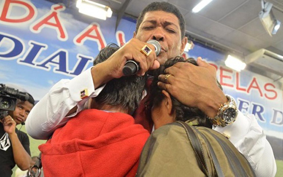 O apóstolo Valdemiro Santiago abraça fiéis em culto da Igreja Mundial do Poder de Deus, em São Paulo - Eduardo Pinto/IMPD