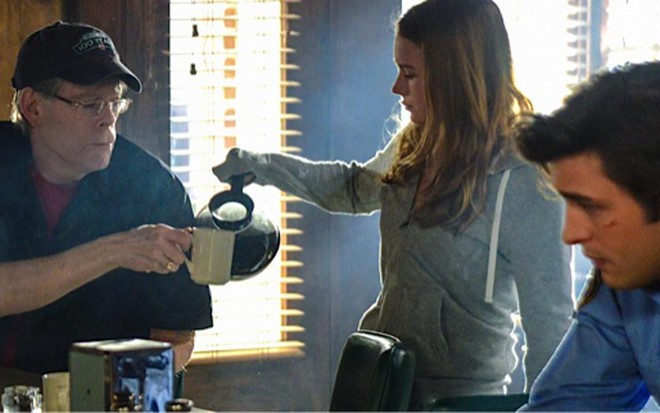 O escritor Stephen King (à esquerda) em cena do primeiro episódio da segunda temporada de Under the Dome - Divulgação