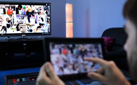 Telespectador transfere conteúdo de tablet para a tela do televisor via conexão wi-fi - Reprodução