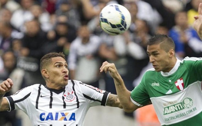 Atacante corintiano Guerrero e zagueiro palmeirense Tobio disputam bola em clássico no domingo (27) - Daniel Augusto Jr./Ag. Corinthians