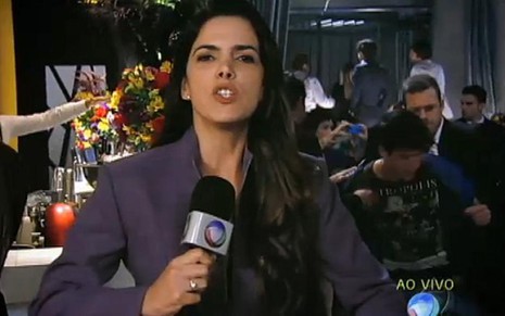 A repórter Mariana Leão finge cobrir uma briga de neonazistas na novela Vitória, da Record - Reprodução/TV Record