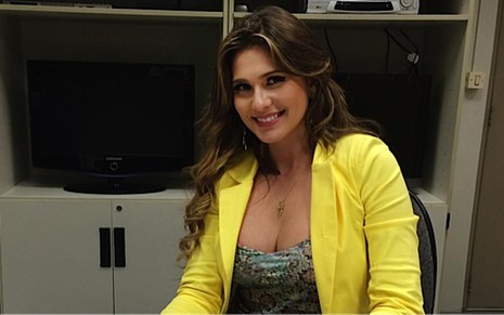 A apresentadora e atriz Lívia Andrade posa ao assinar contrato com o SBT, nesta terça (29) - Divulgação/SBT