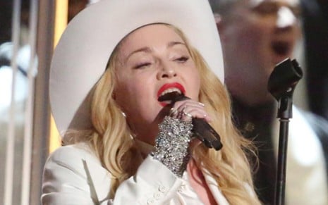 Para disfarçar o fato de suas mãos estarem envelhecidas, Madonna investe no uso de luvas - Reprodução