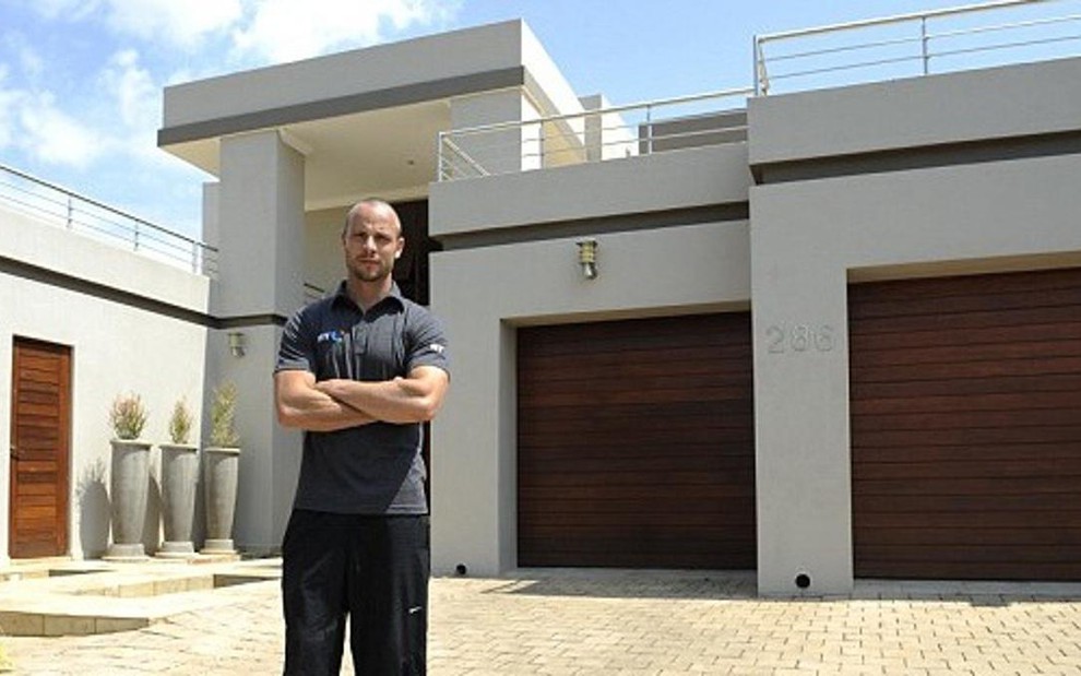O atleta paraolímpico Oscar Pistorius em frente à casa em que morava em Pretória, África do Sul - Reprodução