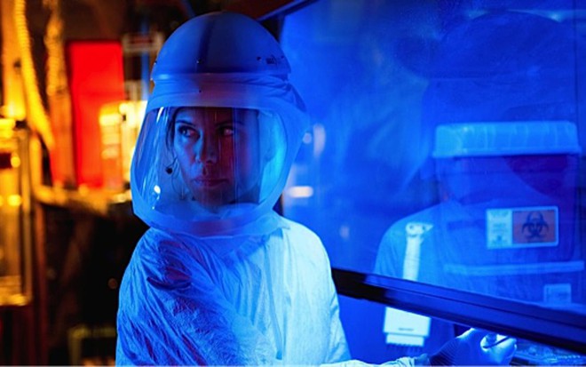Rhona Mitra em cena de The Last Ship; ela é uma cientista que pode encontrar cura para vírus - Divulgação/TNT