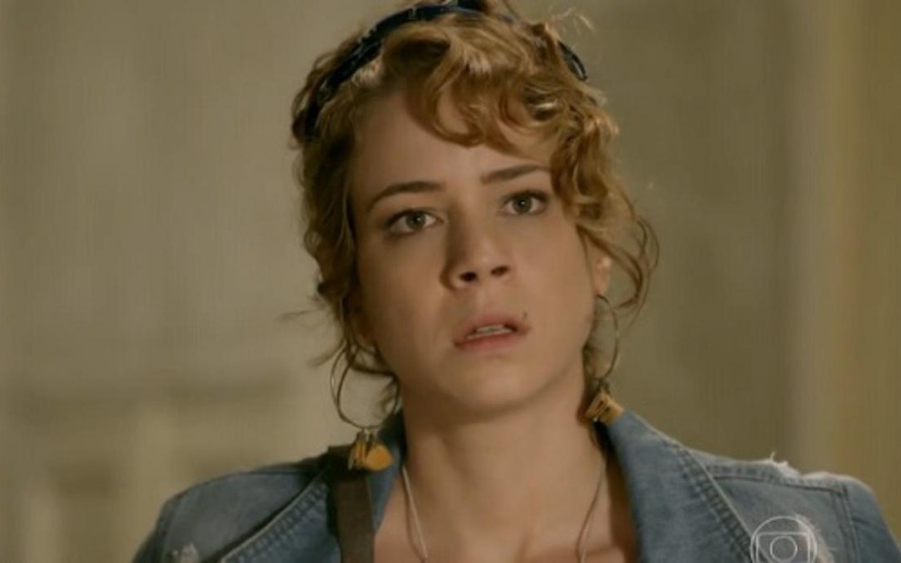Leandra Leal (Cristina) em cena de Império; Cristina aceita o dinheiro oferecido por Maria Marta - Reprodução/TV Globo