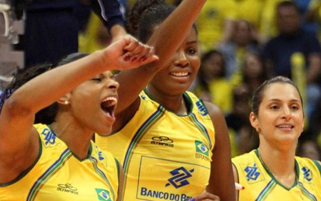 Atletas da seleção brasileira feminina de vôlei comemoram vitória sobre a Coreia do Sul no Grand Prix - Divulgação/CBV