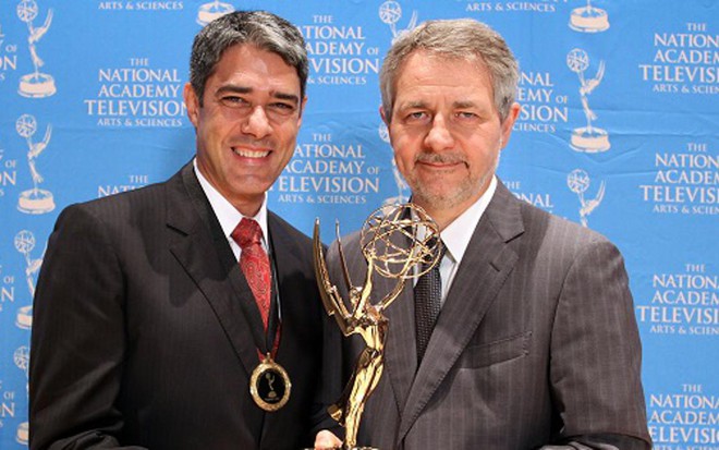William Bonner e Carlos Henrique Schroder, diretor-geral da Globo, recebem Emmy de jornalismo em 2011 - Divulgação/TV Globo