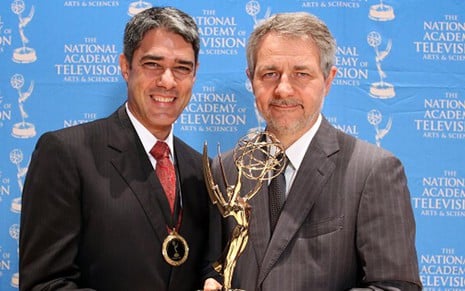 William Bonner e Carlos Henrique Schroder, diretor-geral da Globo, recebem Emmy de jornalismo em 2011 - Divulgação/TV Globo