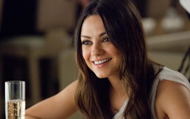 A atriz Mila Kunis em cena do filme Ted (2012); mulher de Ashton Kutcher coloca mansão à venda   - Divulgação/Universal