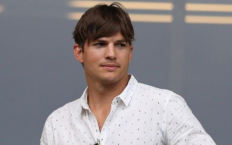 Ashton Kutcher em visita ao Brasil durante a Copa do Mundo; ator vendeu sua mansão em Los Angeles - AgNews