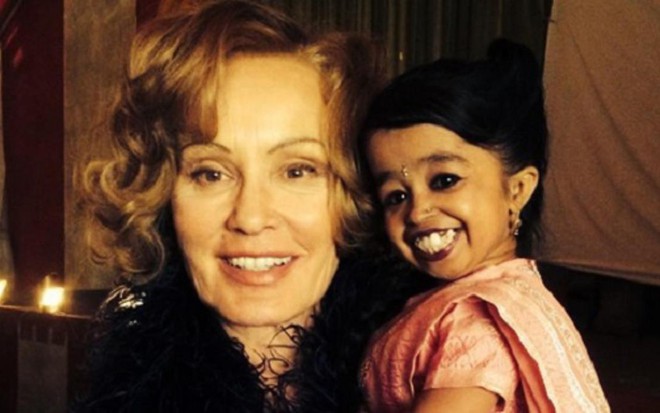 Jessica Lange, estrela de American Horror Story, posa com Jyoti Amge que entra para o elenco da série - Reprodução/Twitter