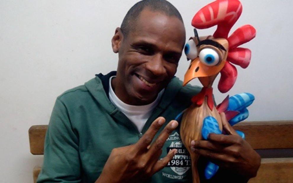O ex-atleta Robson Caetano, cotado para A Fazenda 7, posa com mascote do programa em 2011 - Divulgação