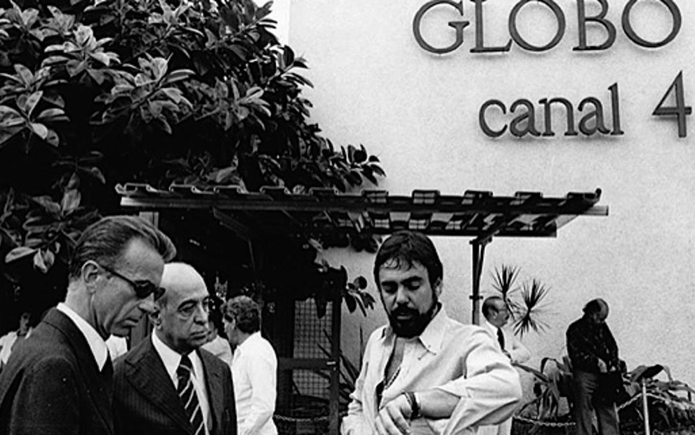 Roberto Marinho (de bigode) e Walter Clark (de barba) na frente do prédio da Globo durante incêndio em 1976 - Fotos: Reprodução/Memória Globo