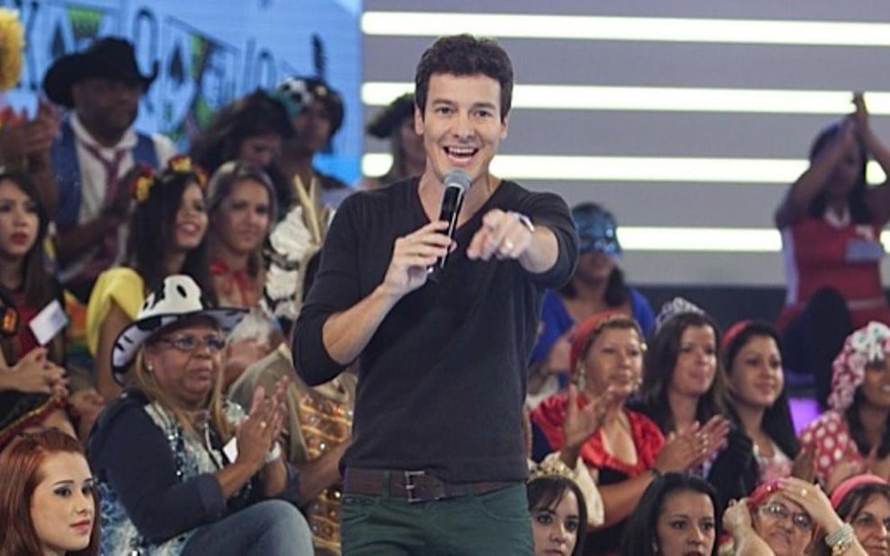 O apresentador Rodrigo Faro no meio da plateia de seu programa; ele ganha mais de R$ 1 milhão por mês - Divulgação/Record