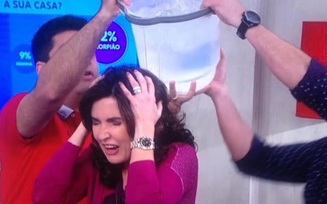 Fátima Bernardes se prepara para tomar um banho de água gelada durante o Encontro, nesta segunda (17) - Reprodução/TV Globo