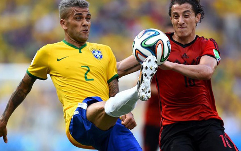 Daniel Alves é marcado pelo mexicano Guardado em partida da Copa do Mundo  - (Divulgação/Fifa)