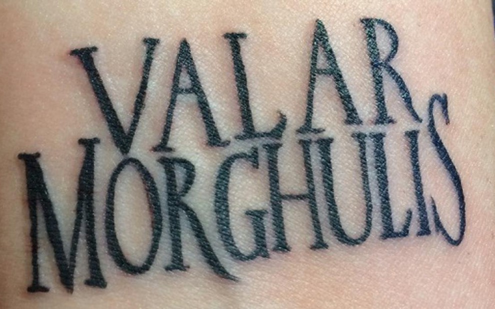 Tatuagem da frase 'valar morghulis' (todos os homens devem morrer), dito comum em Game of Thrones - Divulgação/HBO