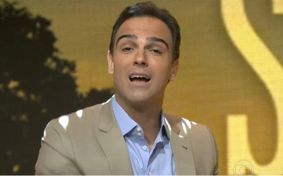Tadeu Schmidt no programa do último domingo, logo após tocar viola com Michel Teló no cenário do programa - Fotos Reprodução/TV Globo