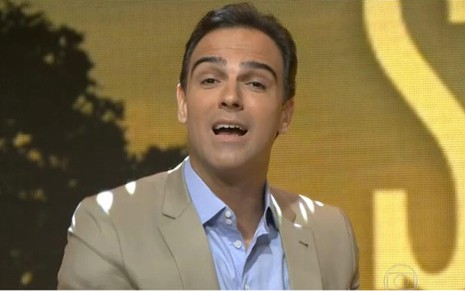 Tadeu Schmidt no programa do último domingo, logo após tocar viola com Michel Teló no cenário do programa - Fotos Reprodução/TV Globo