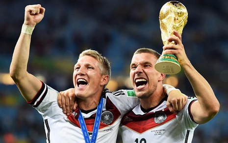 Os jogadores Schweinsteiger e Podolski, da Alemanha, celebram título da Copa do Mundo, no Maracanã - Divulgação/Fifa